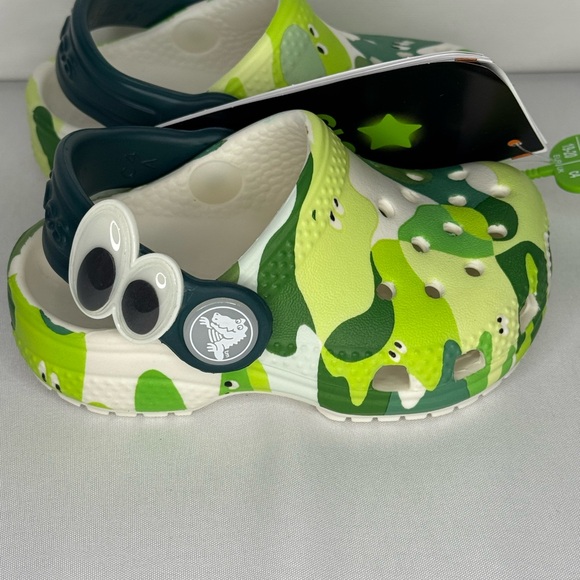 CROCS Toddlers’ Green and White Camo Slippers - Picture 8 of 10